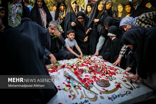 مراسم اولین سالگرد شهادت شهیدان حاجی زاده و محمود باقری عصر روز پنجشنبه در قطعه ۵۰ بهشت حضرت زهرا (سلام الله علیها) برگزار شد.