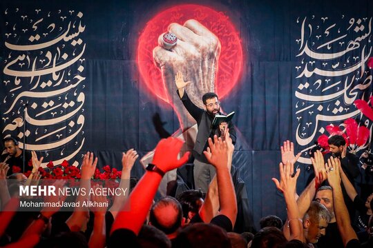 عزاداری شب ششم محرم و سوگواری سرور و سالار شهیدان امام حسین (ع) و یاران با وفایش با مداحی حسین سیب‌سرخی و با حضور اقشار مختلف مردم در هیئت روضه العباس(ع) برگزار شد.