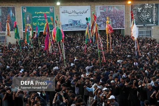 آئین عزاداری علم گردانی میناب با قدمت بیش از ۴۰۰ سال با حضور هئیت‌های مذهبی هرمزگان برگزار شد.