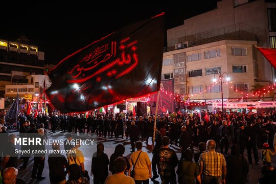 عزاداری شب هشتم محرم در میدان منیریه