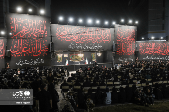 در شب تاسوعای حسینی، شهر مشهد مقدس با حضور عزاداران و سوگواران حضرت اباعبدالله الحسین علیه السلام و خاندان با وفایش در خیابان ها و فعالیت موکب‌ها و هیئات مذهبی حال ‌و هوای خاصی دارد.