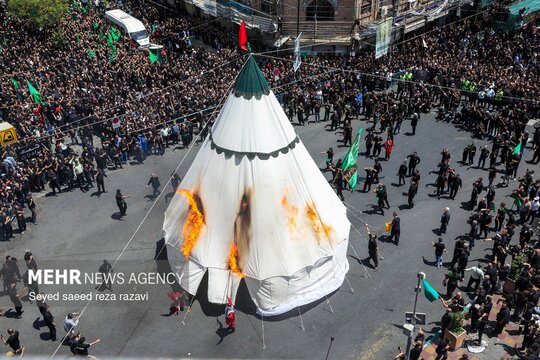 مراسم خیمه‌سوزان ظهر عاشورا در چهارراه گلوبندک تهران