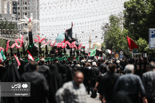 عزاداری روز عاشورا در خیابان‌های منتهی به حرم امام رضا(ع)
