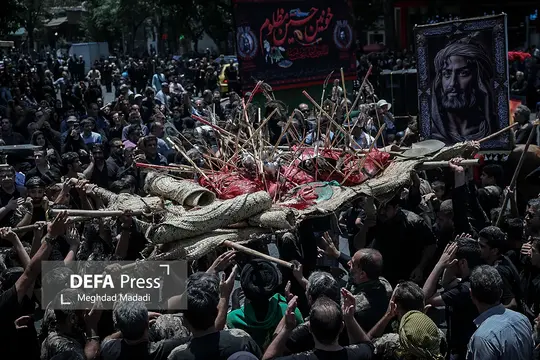 همزمان با سومین روز شهادت حضرت اباعبدالله الحسین (ع)، آیین یادبود تدفین پیکر مطهر شهدای کربلا توسط قوم بنی‌اسد با حضور پرشور عزاداران حسینی از میدان قیام تا چهارراه سیروس تهران برگزار شد.