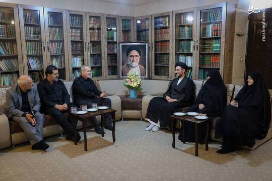 دیدار مسعود پزشکیان با خانواده شهید حجت‌الاسلام خطیب وزیر فقید اطلاعات
