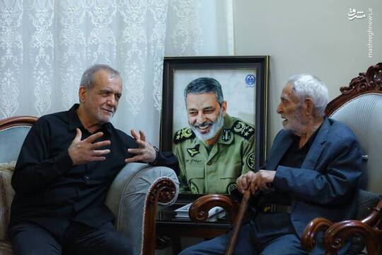 دیدار مسعود پزشکیان با خانواده شهید سپهبد موسوی رئیس فقید ستاد کل نیروهای مسلح