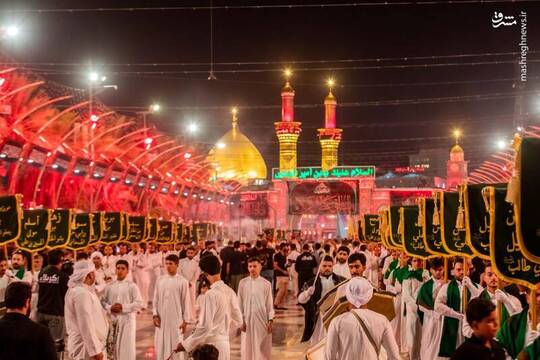 موکب قنادیل السماء شهر کربلا بنا به رسم هر ساله کاروان نمادین یاران حسین ابن علی علیه‌السلام در کربلا را به نمایش می‌گذارد.