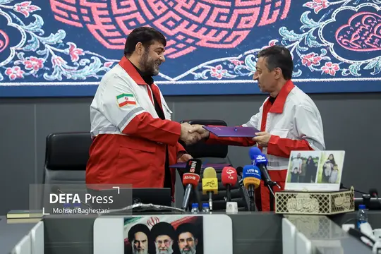 پیرحسین کولیوند رییس جمعیت هلال احمر و پرویز فتاح رییس ستاد اجرایی فرمان امام (ره) در مراسم امضای تفاهم‌نامه همکاری جمعیت هلال احمر و ستاد اجرایی فرمان امام (ره)