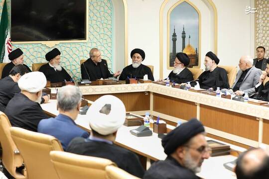 نشست پزشکیان با جمعی از اعضای دفاتر و بیوت مراجع تقلید