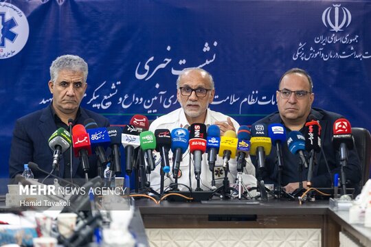 نشست خبری تشریح اقدامات نظام سلامت برای برگزاری آیین وداع و تشییع پیکر مطهر رهبر شهید با حضور جعفر میعادفر رئیس سازمان اورژانس کشور در سالن جلسات این سازمان برگزار شد.