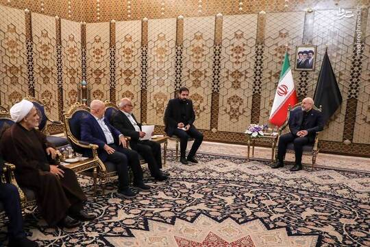 خلیل حمدان، عضو ارشد جنبش امل لبنان به همراه جمعی از نمایندگان مجلس این کشور، با دکتر قالیباف رئیس مجلس شورای اسلامی دیدار کردند.