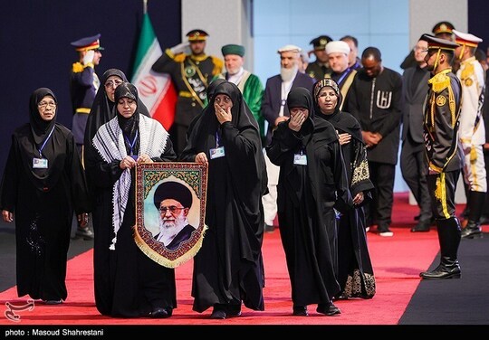 مهمانان و مسئولان خارجی، در شبستان مصلی تهران به پیکر مطهر امام شهید ادای احترام کردند