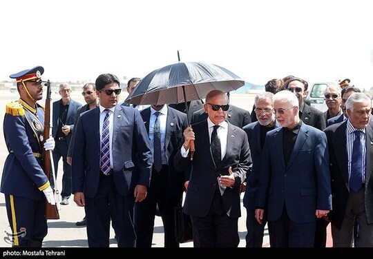 ورود شهباز شریف به فرودگاه مهرآباد برای شرکت در مراسم وداع و تشییع امام شهید