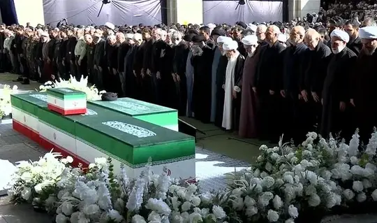 اقامه نماز بر پیکر رهبر شهید انقلاب
