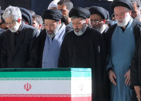 حضور فرزندان رهبر شهید در اقامه نماز بر پیکر مطهر