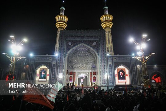 آیین بزرگداشت رهبر شهید انقلاب اسلامی، شامگاه جمعه ۱۹ تیر با حضور اقشار مختلف مردم در صحن پیامبر اعظم(ص) حرم مطهر امام رضا(ع) برگزار شد.