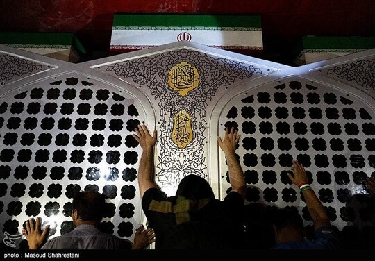 مردم عزاداری که در ازدحام جمعیت موفق به دیدار و وداع با پیکرهای شهدای مراسم تشییع رهبر شهید نشده بودند، پس از پایان آیین تشییع، از ماشین حامل پیکر ها و تابوت های خالی، آخرین بدرقه و وداع خود را با اشک و اندوه به جا آوردند