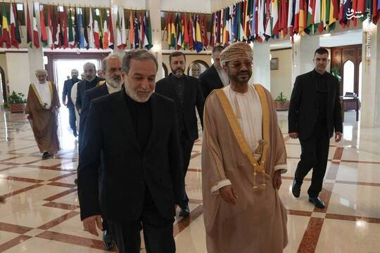 بدر البوسعیدی وزیر خارجه عمان از سید عباس عراقچی وزیر امور خارجه کشورمان در عمان استقبال کرد و به گفت‌وگو نشست.