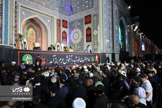 مراسم بزرگداشت رهبر شهید انقلاب، شامگاه شنبه از سوی آیت‌الله سید مجتبی خامنه‌ای، رهبر معظم انقلاب اسلامی، در حرم مطهر امام رضا (ع) برگزار شد.