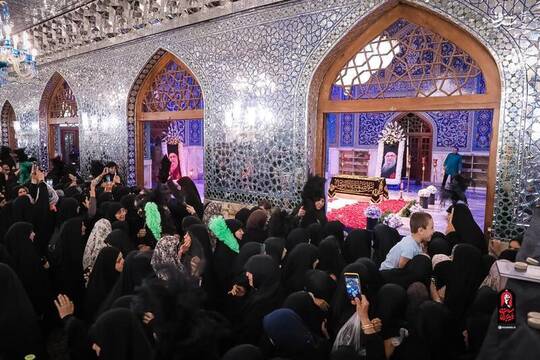 حضور زائران عزادار برای زیارت مزار مطهر رهبر شهید انقلاب در رواق دارالذکر