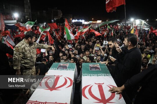 مراسم تشییع پیکر مطهر شهیدان مدافع امنیت «مهدی هنرمند» و «سید سجادعلوی» شامگاه دوشنبه در خیابان طبرسی مشهد با حضور پرشور مردم برگزار شد.
