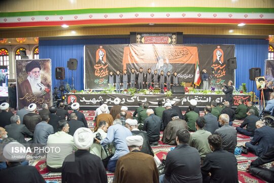 آیین گرامی‌داشت قائد امت و خانواده گرامی ایشان همزمان با سومین روز از خاکسپاری رهبر شهید انقلاب با حضور جمعی از مردم و مسوولان استان مازندران در مصلای امام خمینی(ره) ساری برگزار شد.