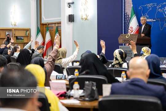نشست خبری هفتگی اسماعیل بقایی، سخنگوی وزارت خارجه صبح با حضور اصحاب رسانه در محل وزارت امور خارجه برگزار شد.