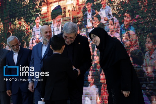 فاطمه مهاجرانی سخنگوی دولت و سید جواد حسینی رئیس سازمان بهزیستی کشور در آیین بزرگداشت رهبر شهید انقلاب با عنوان «به یاد بابا»