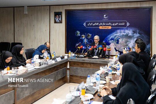 نشست خبری حسن سالاریه، رییس سازمان فضایی ایران با حضور اصحاب رسانه در سازمان فضایی برگزار شد.