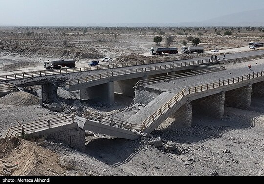 خسارت حملات موشکی آمریکا به پل های بندر خمیر - هرمزگان