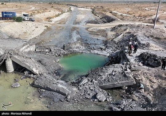 خسارت حملات موشکی آمریکا به پل های بندر خمیر - هرمزگان