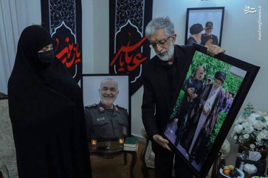 حضور اعضای دفتر حفظ و نشر آثار رهبر شهید در منزل شهید سلامی