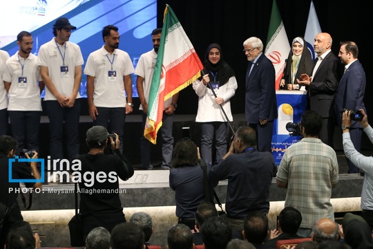 احمد میدری وزیر تعاون، کار و رفاه اجتماعی و محمدرضا عارف معاون اول رئیس‌جمهور در مراسم گرامیداشت روز ملی کارآفرینی و آموزش‌های فنی و حرفه‌ای