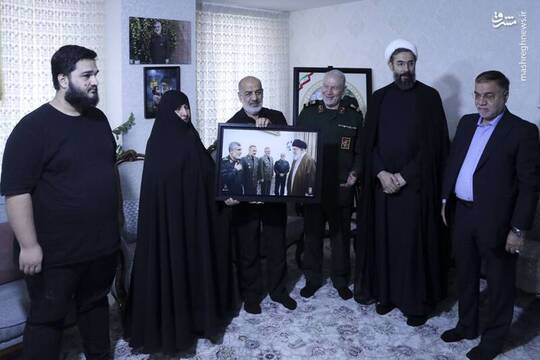 حضور اعضای دفتر حفظ و نشر آثار رهبر شهید انقلاب در منزل شهید حاجی زاده