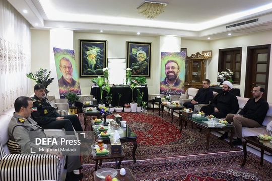 دیدار سردار احمدرضا رادان فرمانده کل انتظامی کشور بهمراه سردار بهمن کارگر رئیس بنیاد حفظ آثار و نشر ارزش‌های دفاع مقدس و مقاومت با خانواده شهید دکتر علی لاریجانی دبیر شورای عالی امنیت ملی