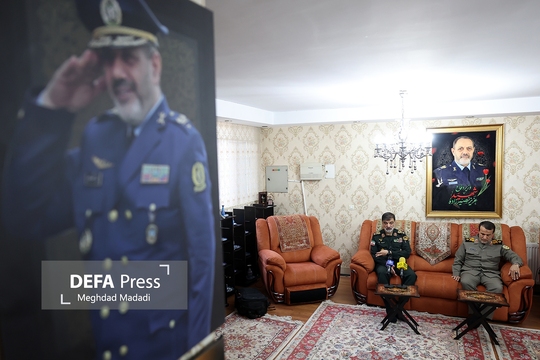 دیدار سردار احمدرضا رادان فرمانده کل انتظامی کشور بهمراه سردار بهمن کارگر رئیس بنیاد حفظ آثار و نشر ارزش‌های دفاع مقدس و مقاومت با خانواده شهید سرلشکر عزیز نصیرزاده وزیر دفاع