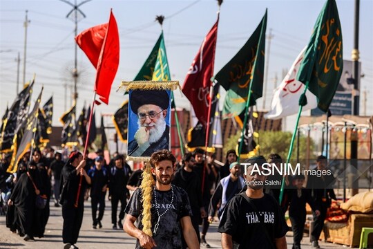 پیاده روی زائرین اربعین حسینی به یاد رهبر شهید انقلاب