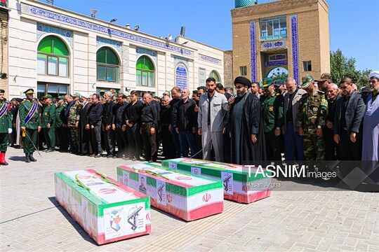 تشییع پیکر مطهر سه شهید والامقام در زنجان  با حضور گسترده مردم و مسوولان از محل امامزاده سید ابراهیم(ع) تا گلزاری بهشت حضرت معصومه (س) مزار بالای شهر زنجان برگزار شد.