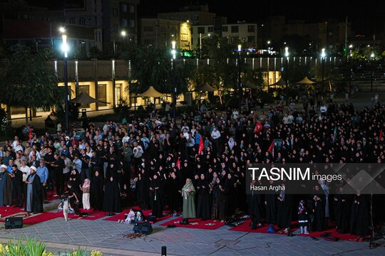 نماز استغاثه به امام زمان(عج) توسط مردم مومن زنجان در صحن غدیر سبزه میدان اقامه شد.