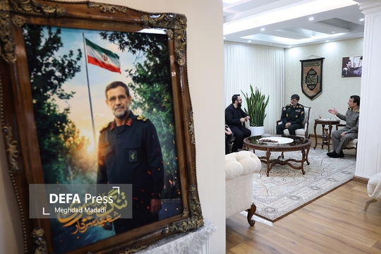 سردار احمدرضا رادان فرمانده کل انتظامی کشور به‌همراه سردار بهمن کارگر با حضور در منزل شهید تنگسیری با خانواده این شهدای والامقام دیدار و گفت‌و‌گو کردند.