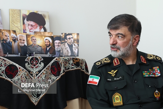 سردار احمدرضا رادان فرمانده کل انتظامی کشور به‌همراه سردار بهمن کارگر با حضور در منزل شهید شیرازی با خانواده این شهدای والامقام دیدار و گفت‌و‌گو کردند.