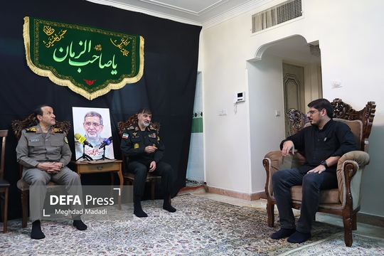 سردار احمدرضا رادان فرمانده کل انتظامی کشور به‌همراه سردار بهمن کارگر با حضور در منزل شهید نائینی، با خانواده این شهدای والامقام دیدار و گفت‌و‌گو کردند.