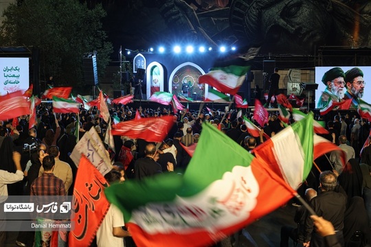 صد و شصت و چهارمین شب از تجمعات در میدان انقلاب اسلامی تهران
