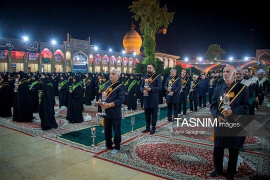 مراسم لاله گردانی خدام حرم مطهر حضرت شاهچراغ (ع) در شام غریبان شهادت امام رضا (ع)