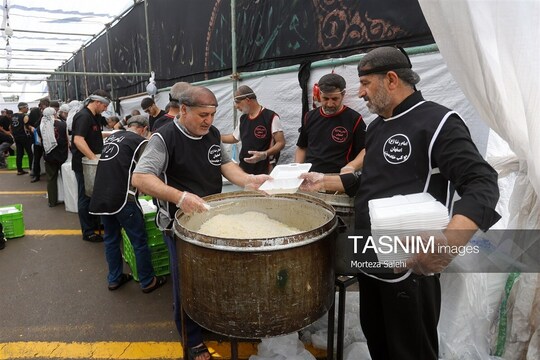 موکب خادمین امام رضا (ع) اصفهان روزانه بیش از 110هزار غذای نذری در بین زایرین توزیع میکند.