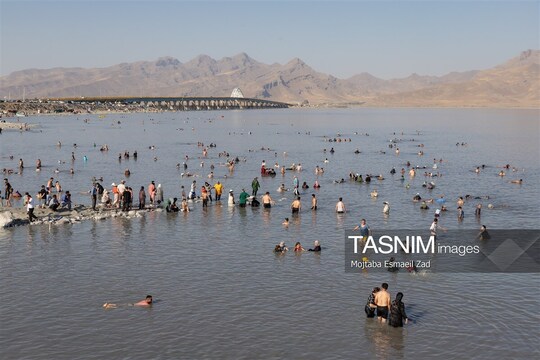 با افزایش بیش از 100 سانتیمتری تراز آب دریاچه ارومیه در ماه های آغازین سال جاری و بهبود وضعیت آبی آن ، این دریاچه دوباره به یکی از مقاصد گردشگری مردم تبدیل شده است