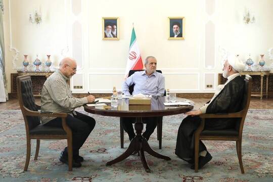 جلسه سران سه قوه به میزبانی رئیس‌جمهور، و با حضور محمدباقر قالیباف رئیس مجلس شورای اسلامی و حجت‌الاسلام والمسلمین غلامحسین محسنی اژه‌ای رئیس قوه قضائیه برگزار شد.