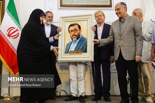 آیین بزرگداشت زنده‌ یاد علی حاتمی فیلم‌نامه‌نویس و کارگردان نامدار سینمای ایران،  با حضور هنرمندان در انجمن آثار و مفاخر فرهنگی برگزار شد.