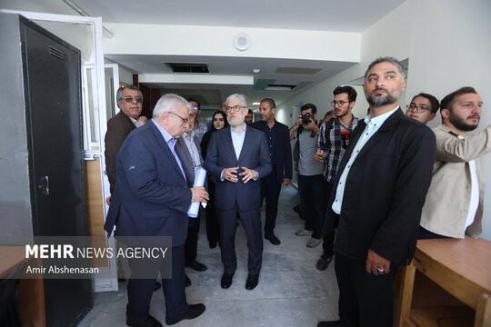 بازدید وزیر علوم از روند بازسازی خوابگاه دانشجویی دانشگاه شهید بهشتی