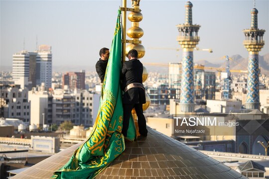 پرچم گنبد و پوش ضریح حرم رضوی همزمان با سوم ماه ربیع الاول پس از دو ماه عزاداری ماه‌های محرم و صفر تعویض شد.